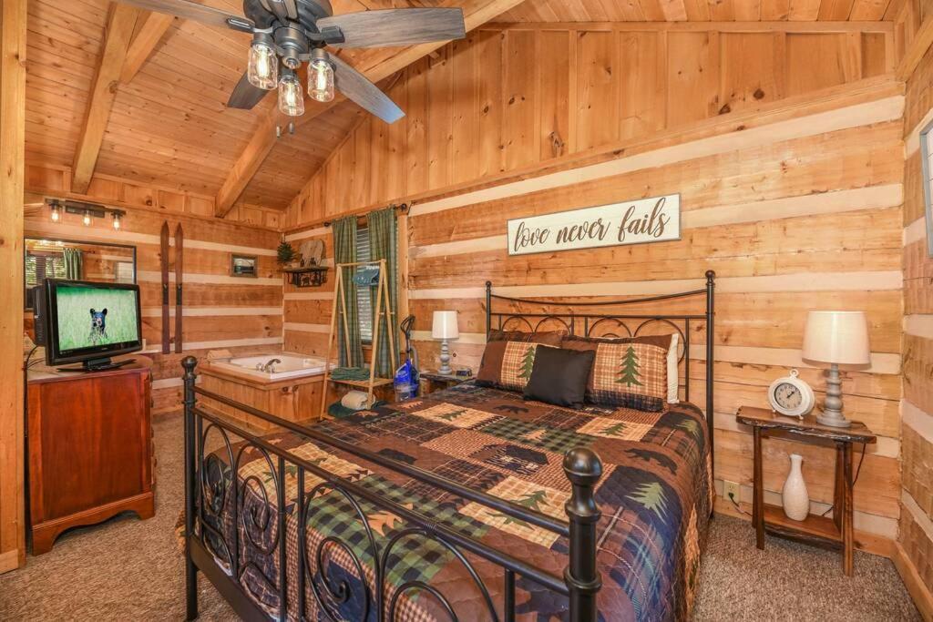 View! Cozy, Private, Fireplace, Hot Tub Log Cabin, Honeymoon! Sevierville Zewnętrze zdjęcie