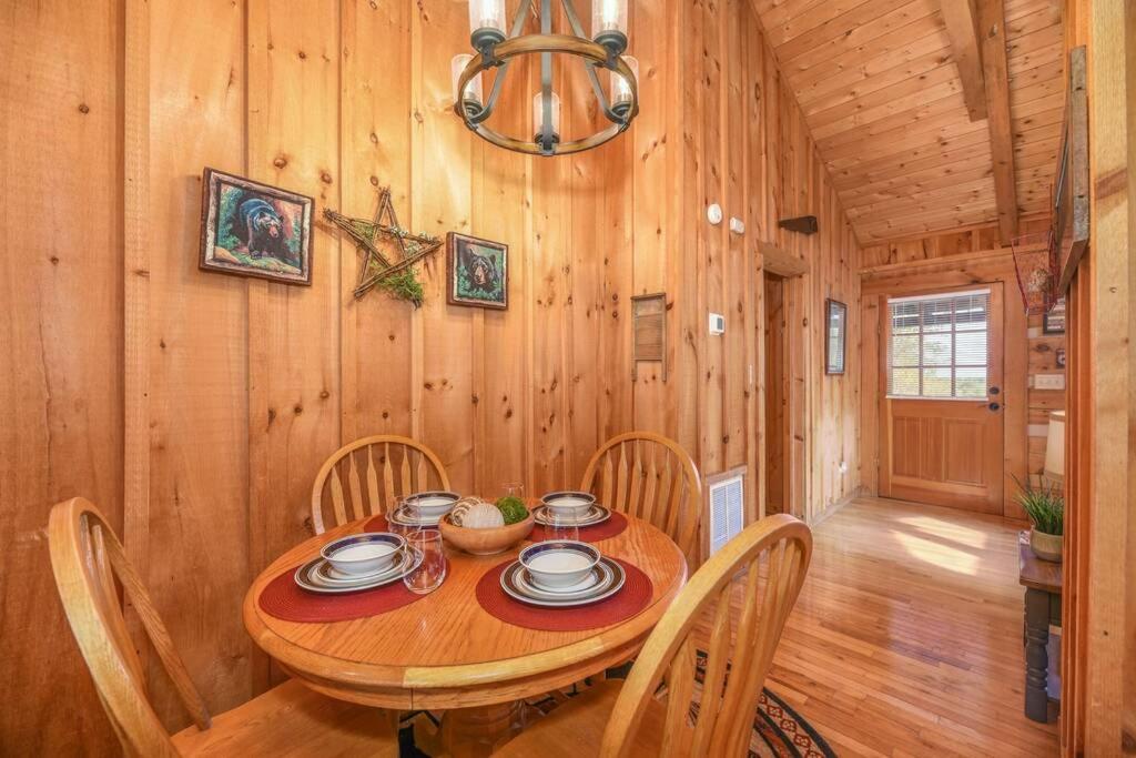 View! Cozy, Private, Fireplace, Hot Tub Log Cabin, Honeymoon! Sevierville Zewnętrze zdjęcie