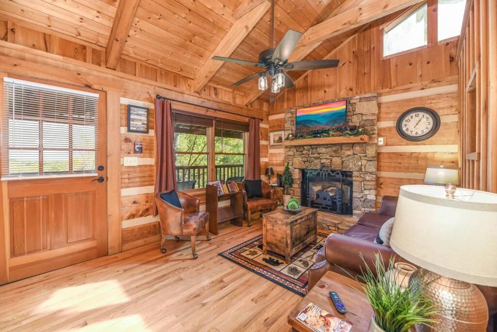View! Cozy, Private, Fireplace, Hot Tub Log Cabin, Honeymoon! Sevierville Zewnętrze zdjęcie