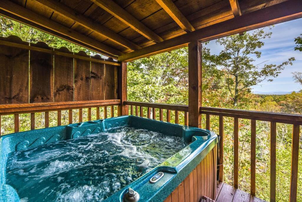 View! Cozy, Private, Fireplace, Hot Tub Log Cabin, Honeymoon! Sevierville Zewnętrze zdjęcie