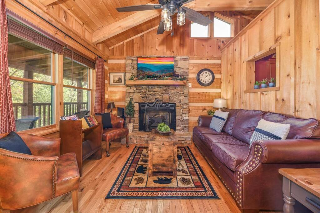 View! Cozy, Private, Fireplace, Hot Tub Log Cabin, Honeymoon! Sevierville Zewnętrze zdjęcie