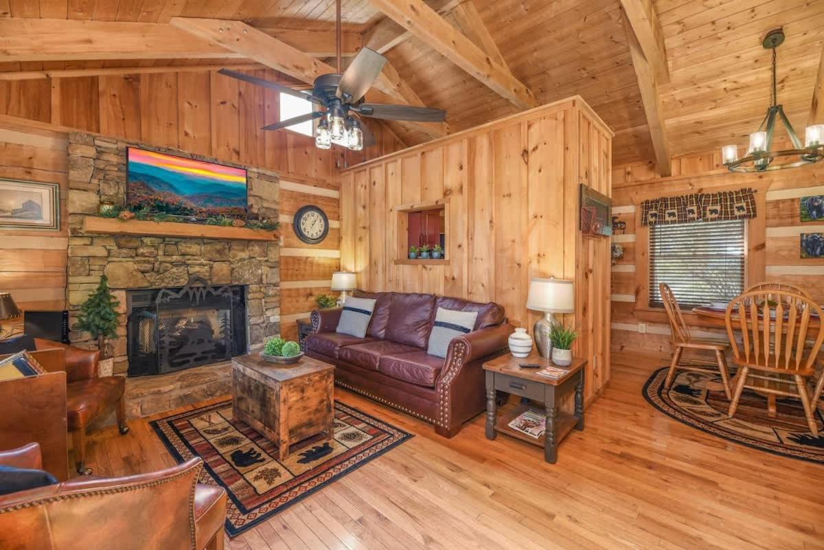 View! Cozy, Private, Fireplace, Hot Tub Log Cabin, Honeymoon! Sevierville Zewnętrze zdjęcie