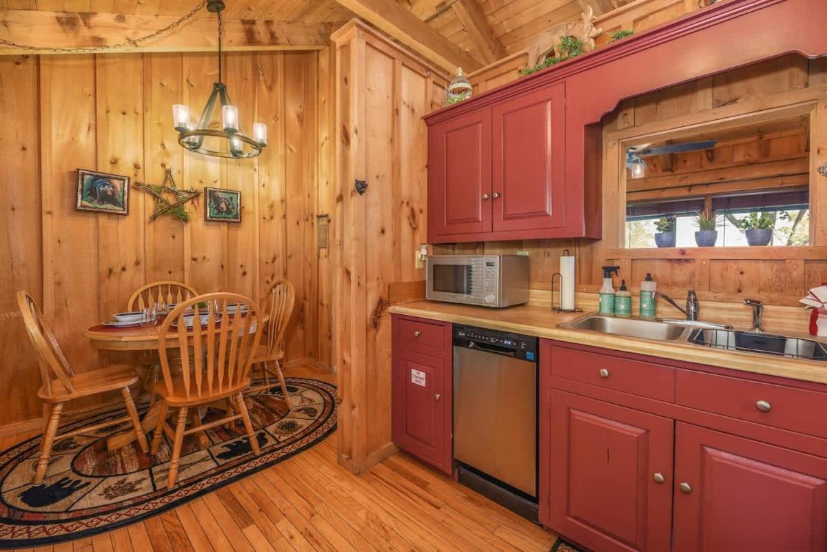 View! Cozy, Private, Fireplace, Hot Tub Log Cabin, Honeymoon! Sevierville Zewnętrze zdjęcie
