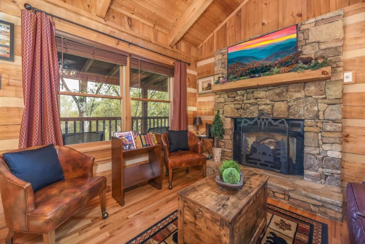 View! Cozy, Private, Fireplace, Hot Tub Log Cabin, Honeymoon! Sevierville Zewnętrze zdjęcie