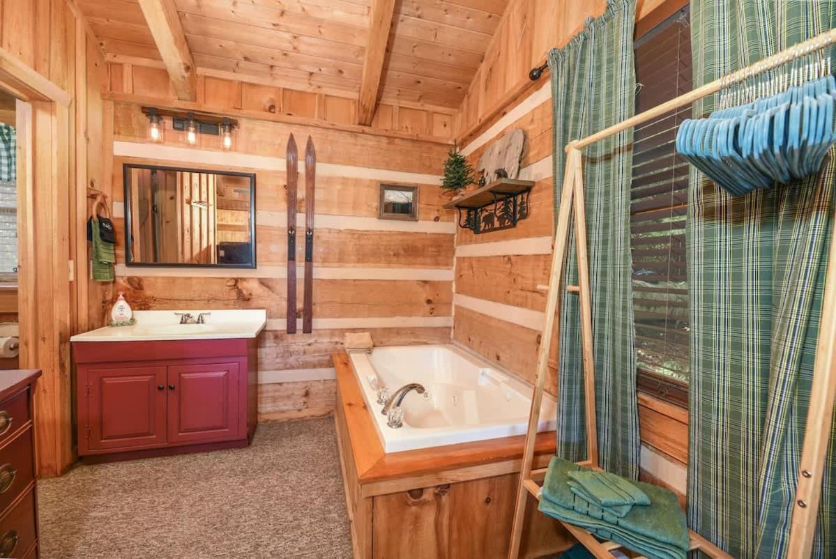 View! Cozy, Private, Fireplace, Hot Tub Log Cabin, Honeymoon! Sevierville Zewnętrze zdjęcie
